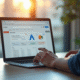 Professionnel utilisant un ordinateur avec tableau de bord Google Ads
